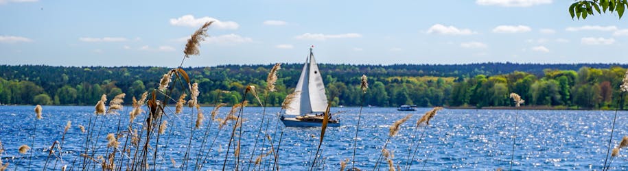 Yate navegando con vino caliente en el lago Wannsee de Berlín